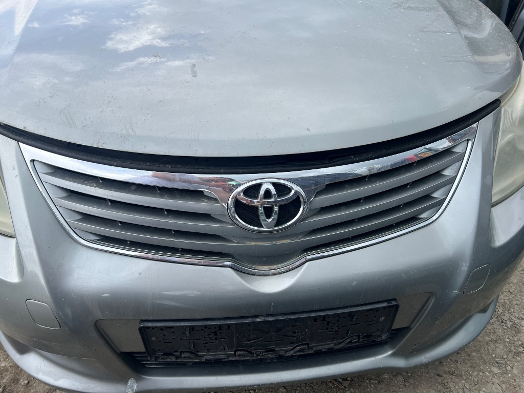 Grila centrala bara fata Toyota Avensis 2.0D4d 1AD-FTV T27 break color 1G6 2009 2010 2011 2012