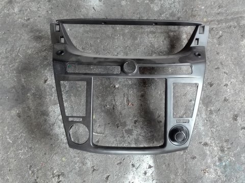 Grila centrala bord Ssangyong Rodius 2005