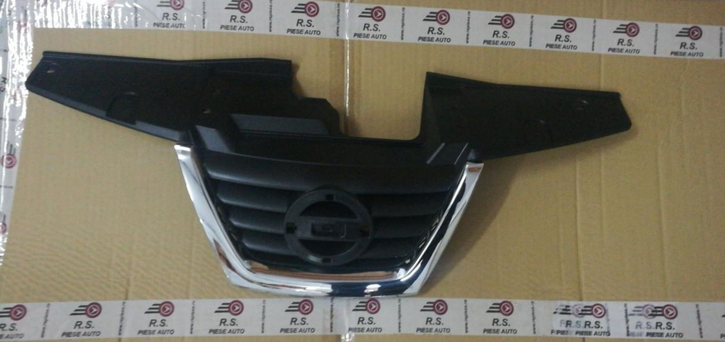 Grila centrala cu bandou cromat NISSAN JUKE 2010-2015 cod origine 62072-1KA6A - stoc