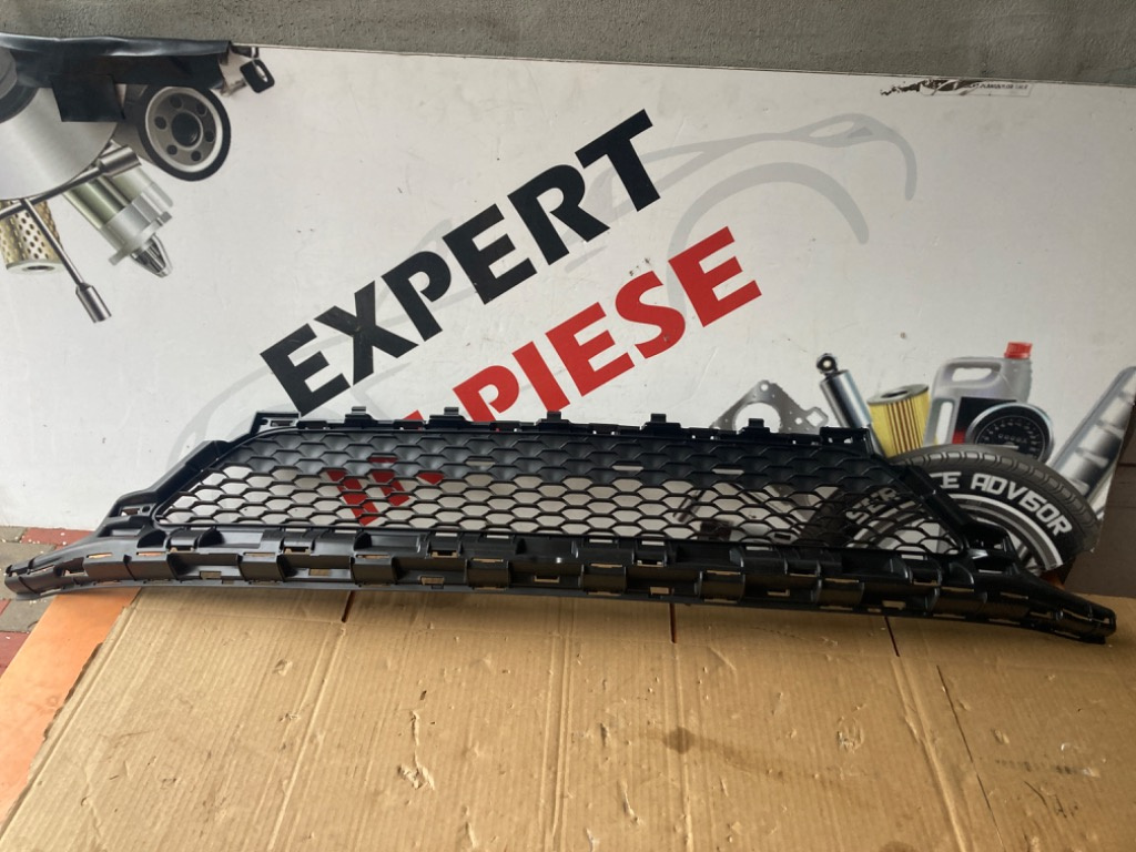 Grila centrala inferioara bara fata mercedes clasa c w205 amg cod a2058856204 nou oem