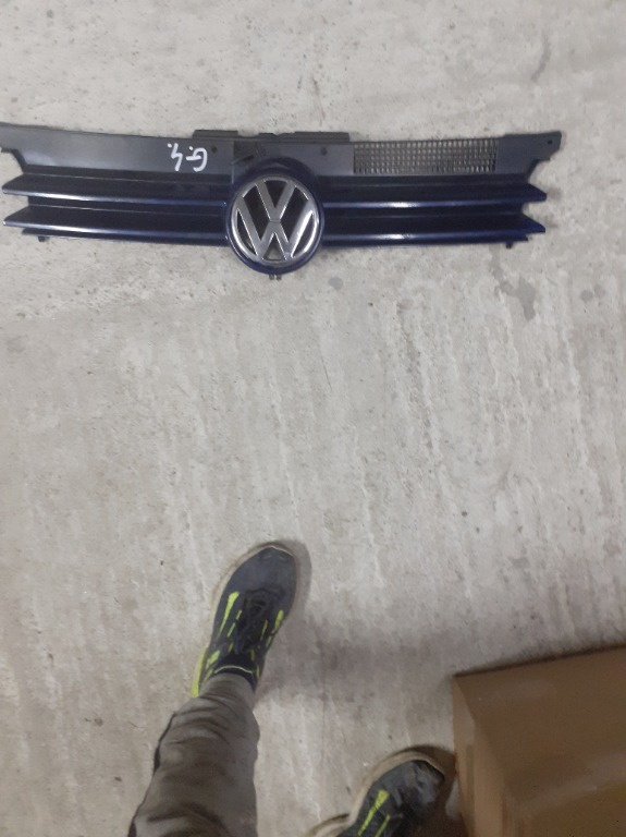 Grila cu emblema radiator golf 4