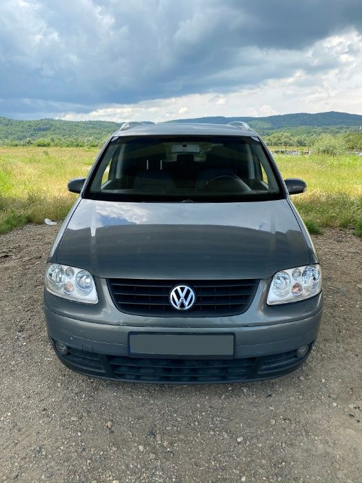 Grila cu semn radiator VW Touran din 2005 2.0 TDI AZV