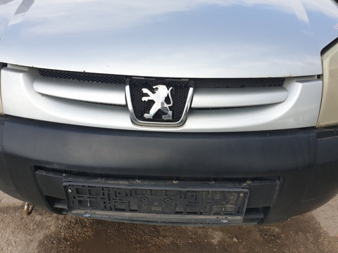 Grila cu Sigla Emblema de pe Bara Spoiler Fata Peugeot Partner 2002 - 2008 Culoare EZRC