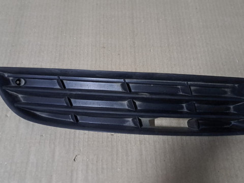 Grila dreapta bara VW Passat B6 cod 3C0853666