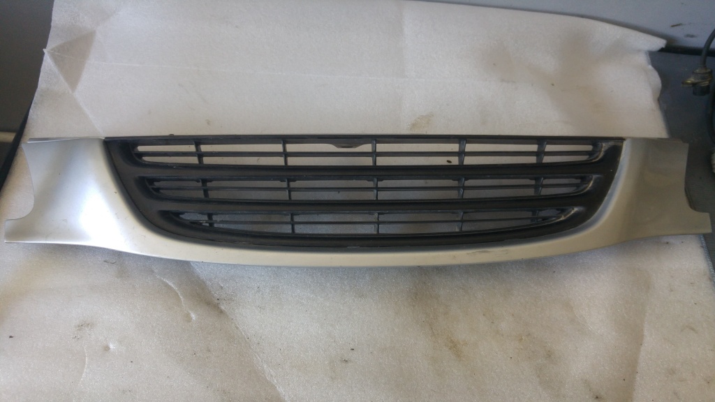 Grila fata radiator toyota avensis 2000 53111-05030-f