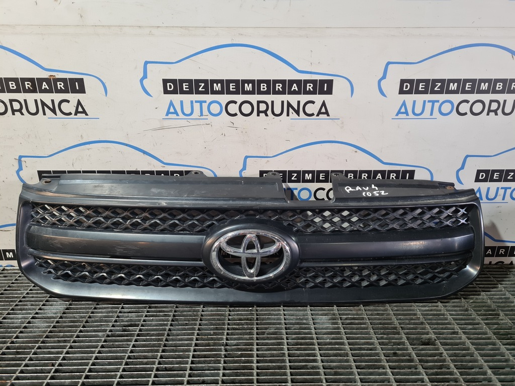 Grila fata Toyota RAV 4 II 2000 - 2006 Crăpată și clema rupta