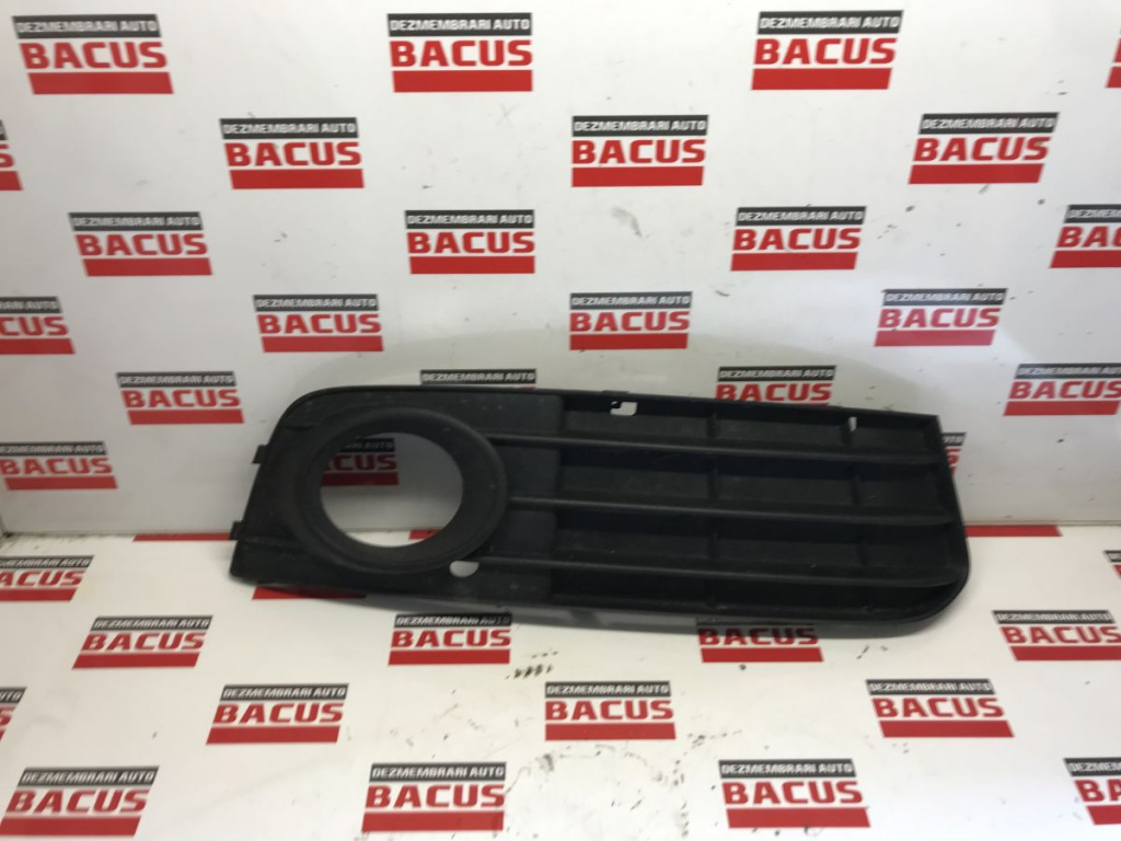 Grila Ornament Proiector Dreapta Audi A4 B8 Cod 8K0807682A