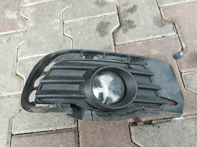 Grila proiector dreapta Mercedes C-class W204 A2048850223
