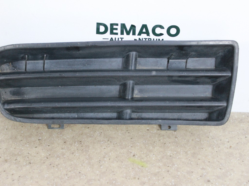 Grila proiector dreapta VW Golf 4.