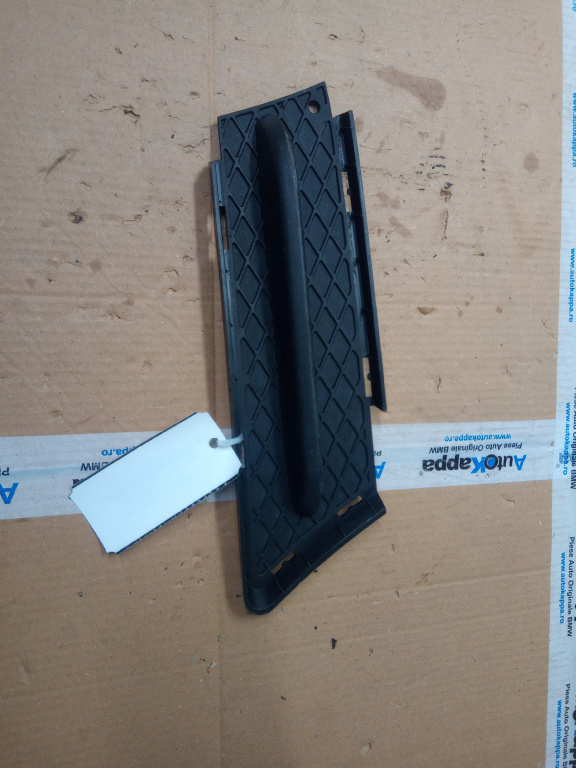 Grila proiector ,inchisa dr (2004-2008) Bmw Seria 3-e90 ,e91 an 2006 cod piesa 51117154554