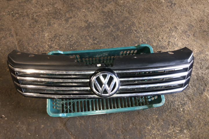 Grila radiator 3AA853651 Volkswagen VW Passat B7 [2010 - 2015] Variant wagon 5-usi 2.0 TDI (140 hp) 2.0tdi CFFB, culoare negru LC9X / cutie manuala NFU