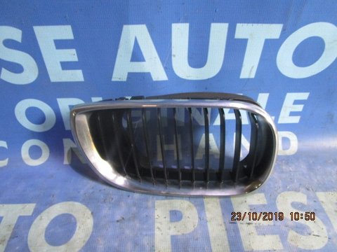 Grila radiator BMW E46 2003; 70305480 (urechi rupte)