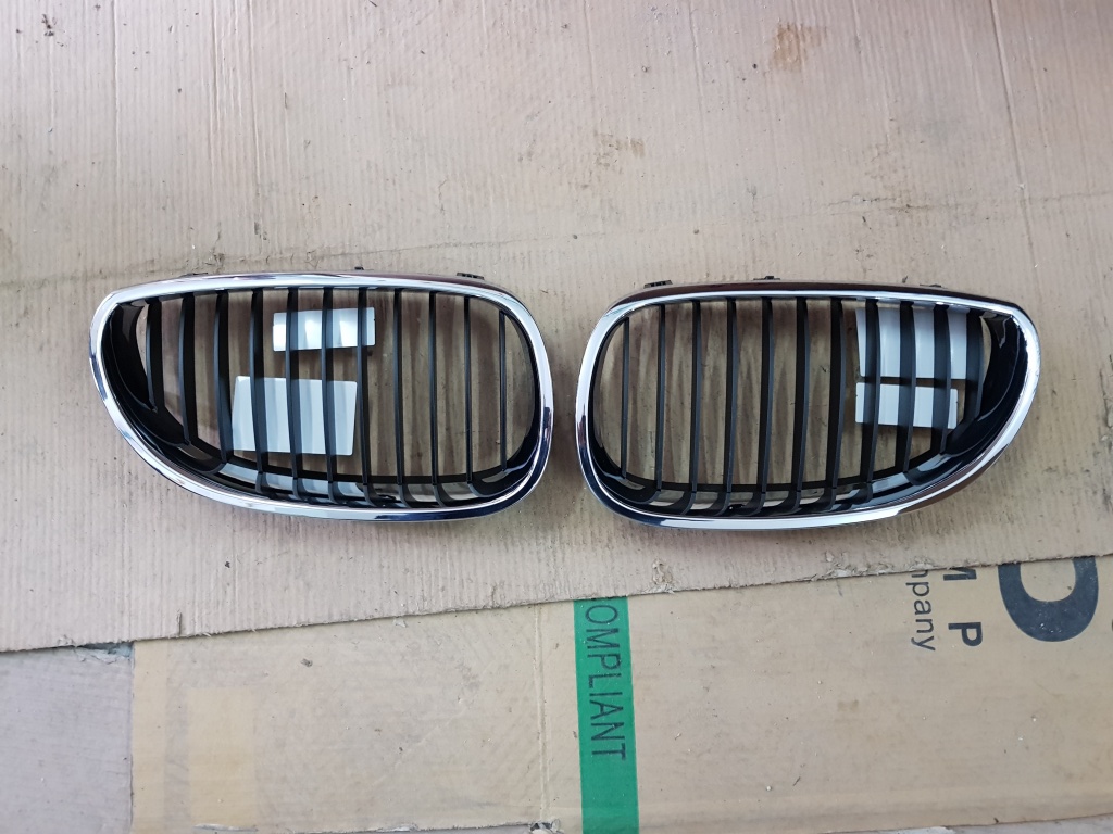 Grila radiator BMW Seria 5 E60 2003 2004 2005 2006 2007 51137065702 51137065701