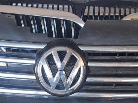Grila radiator centrala bara fata Volkswagen PASSAT B7 2010-2014