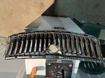 Grila radiator CU DEFECT Skoda Octavia 2 FACELIFT 