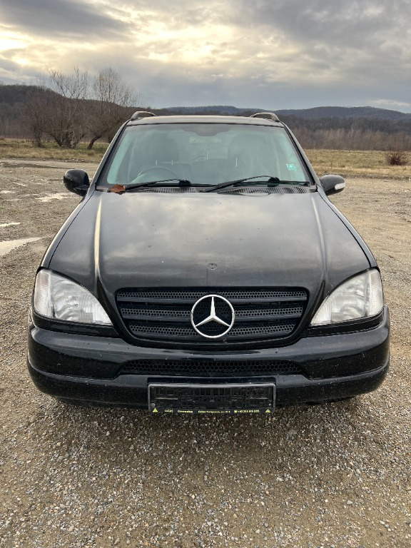 Grila radiator cu semn Mercedes ML270 CDI W163 din 2001