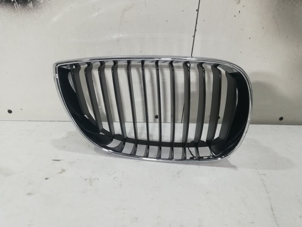 Grila radiator dreapta Bmw Seria 1 E81 E87 An 2003