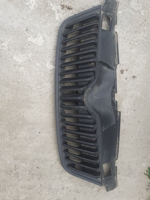 Grila radiator skoda fabia 2 2010