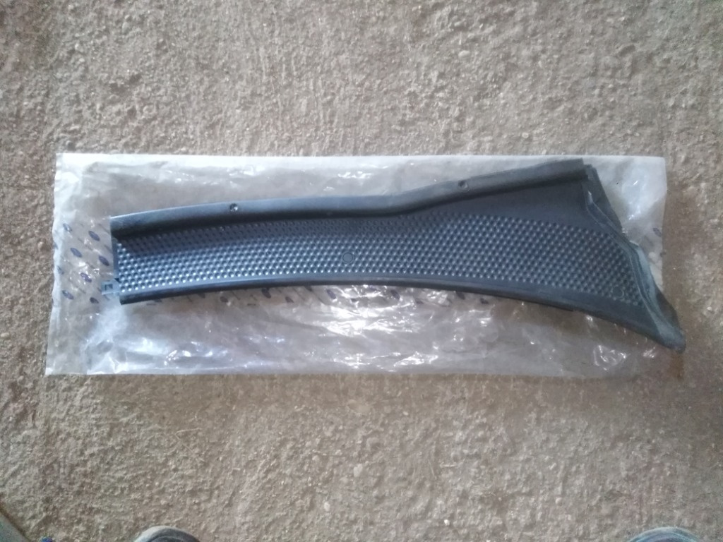 Grila stergator dreapta Ford Focus 1, cod 1M51A02216AC