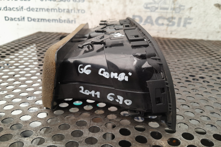 Grila ventilatie bord centru 5K0819728N Volkswagen VW Golf 6 [2008 - 2015] wagon 5-usi 1.6 TDI BlueMotion MT (105 hp)