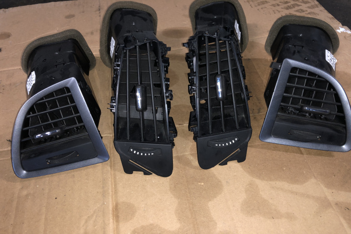 Grila ventilatie bord centru stanga PRET PE BUCATA Opel Astra J [facelift] [2012 - 2018] Sports Tourer wagon 5-usi 1.6 CDTI ecoFLEX MT (110 hp)