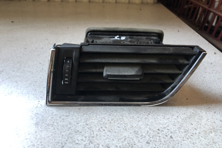Grila ventilatie bord stanga 5E0819701 5E0819701A Skoda Octavia 3 [2013 - 2017] Liftback 5-usi 1.6 TDI MT (105 hp)