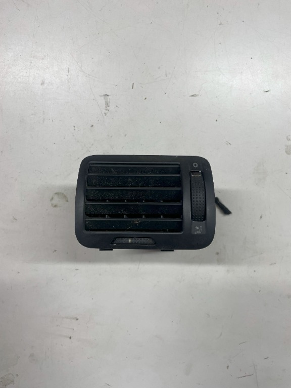 GRILA VENTILATIE BORD STANGA FATA VW PASSAT B5