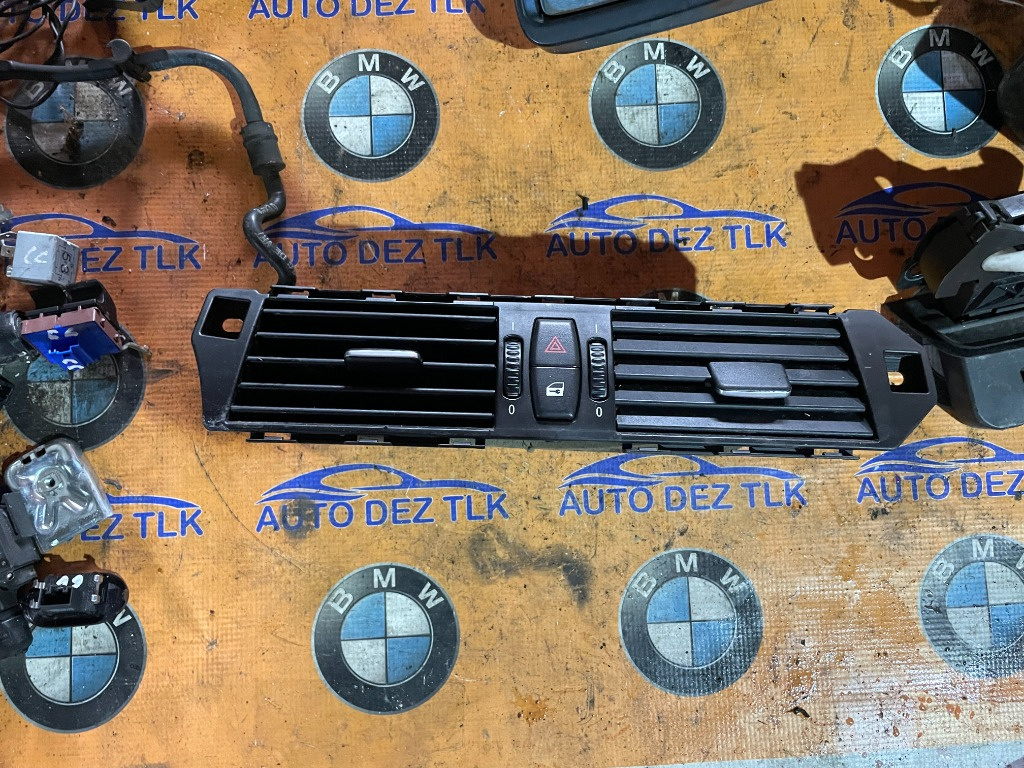 Grila ventilatie centrala BMW Seria 5 E60 6910734 