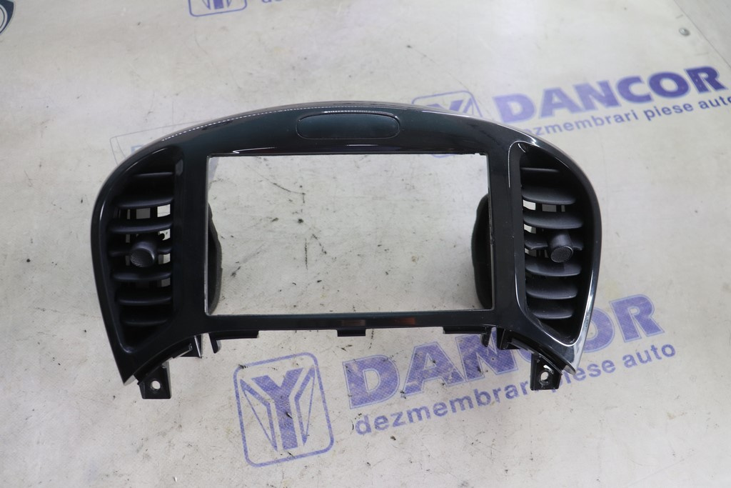 GRILA VENTILATIE CENTRALA NISSAN JUKE 2010-2014 682601KE0A