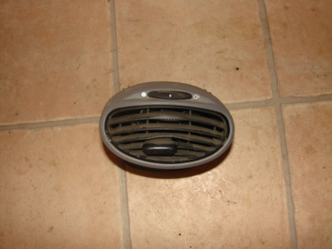 Grila ventilatie Ford Focus [1998 - 2004] Hatchback 5-usi 1.6 MT (101 hp) (DAW DBW)