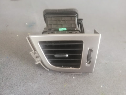 Grila ventilatie stanga fata Hyundai i30 GD Wagon 1.6 GDI 135 cai an 2014 cod 97490A600RDR