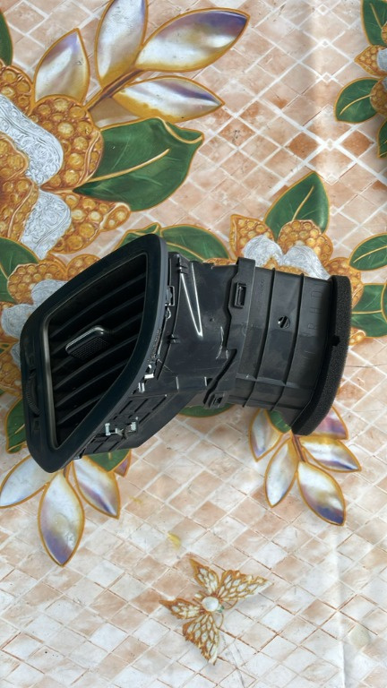 Grila ventilatie stanga fata Hyundai IX35 974802s9
