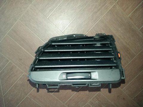 Grila ventilatie stanga RENAULT MEGANE 4 cod 687600666R