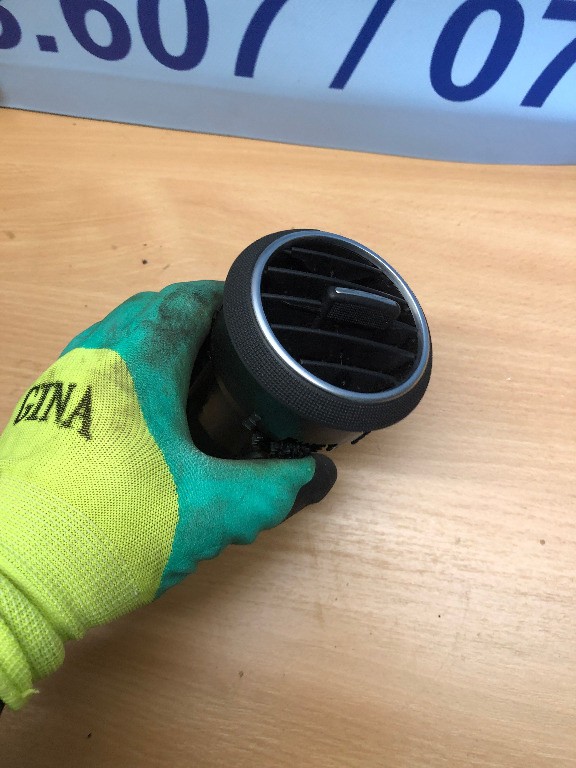GURA VENTILATIE AUDI A3 8P BORD