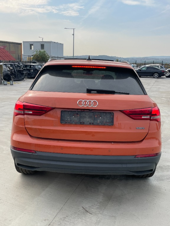 Haion cu luneta Audi Q3 F3