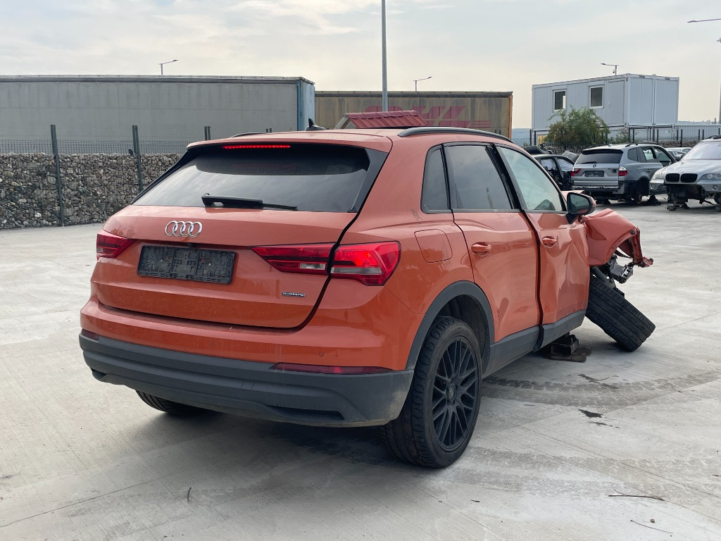 Haion cu luneta Audi Q3 F3