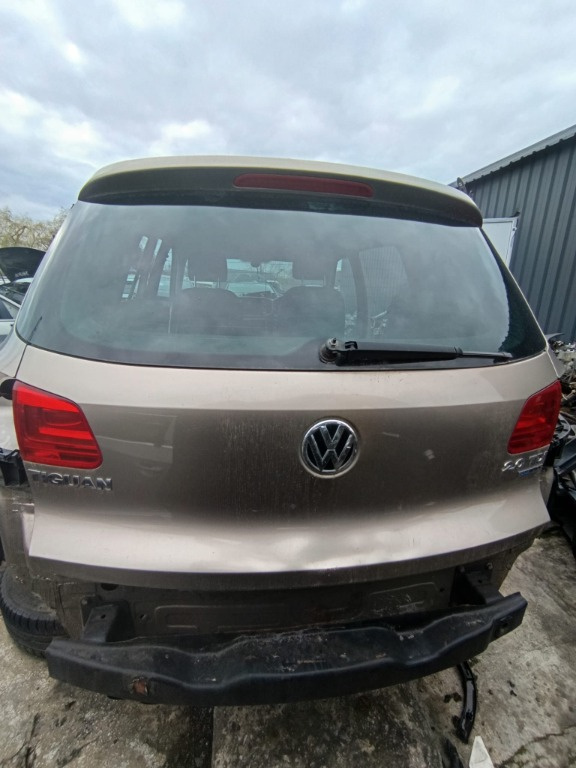 Haion dezechipat + luneta Volkswagen Tiguan 2012 ( cu defect )