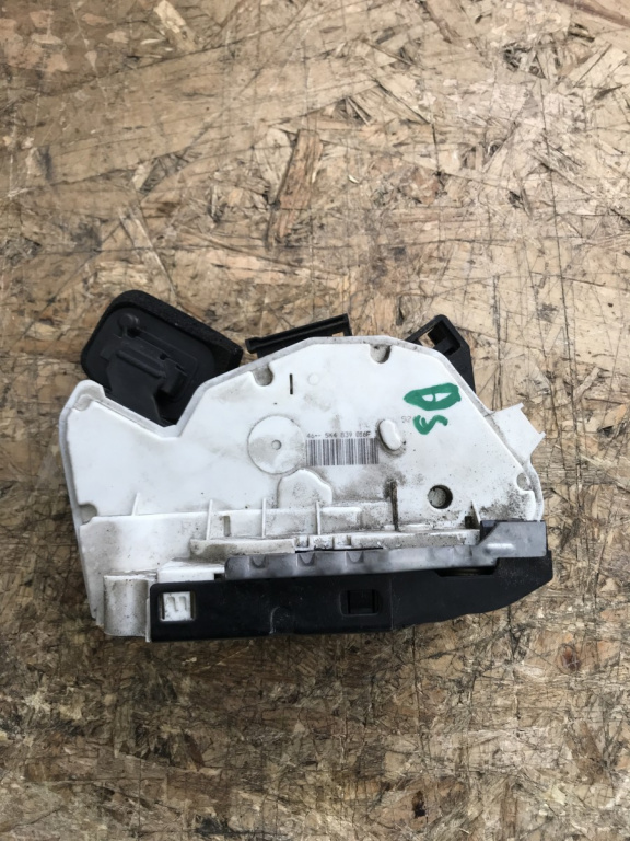 Iala încuietoare usa dreapta spate VW POLO R6, 1.6 tdi, DSG Automat sedan 2010 (5K4839016F)