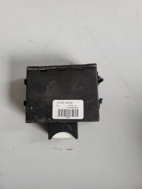 Imobilizator Toyota Avensis T25 An 2003-2004-2005-2006-2007-2008 Cod 89780-05030 Dezmembrez Toyota Avensis T25 An 2003-2004-2005-2006-2007-2008 2.0 Diesel Motor D4D 116 Cai