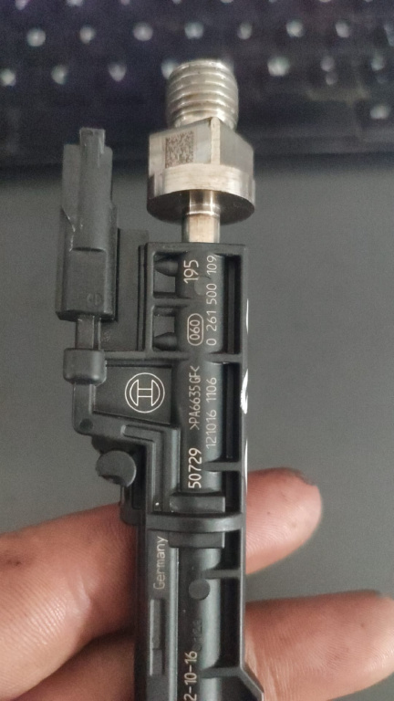 INJECTOR 13647597870 / 0261500109 BMW SERIA 3 F30 2012 13647597870