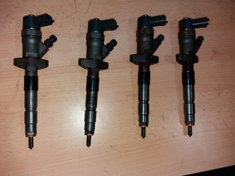 Injector Injectoare Renault Master 2.5 dci euro 4 cod 0445110261