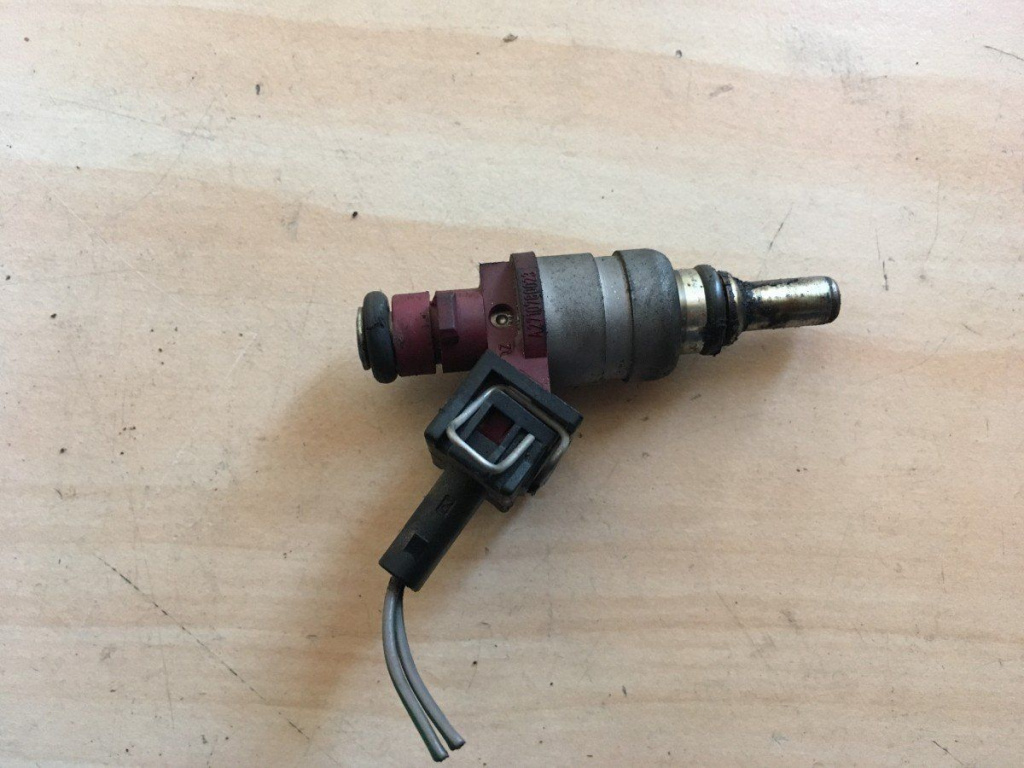 Injector Mercedes c180 compresor cod A2710780023