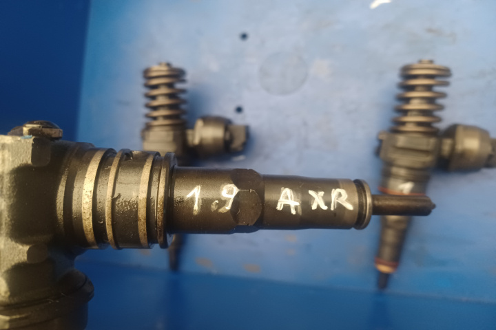 Injector motorina 038130073AJ 1.9 TDI Volkswagen VW Golf 4 [1997 - 2006] Hatchback 3-usi 1.9 TDI MT (100 hp)