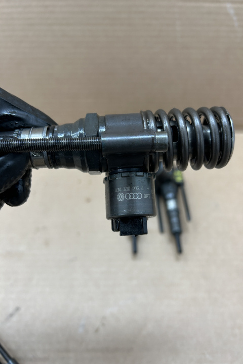 Injector motorina 03G130073G 2.0TDI 103k