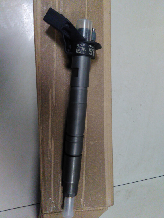 Injector oe Audi produs nou original cod piesa 057130277am