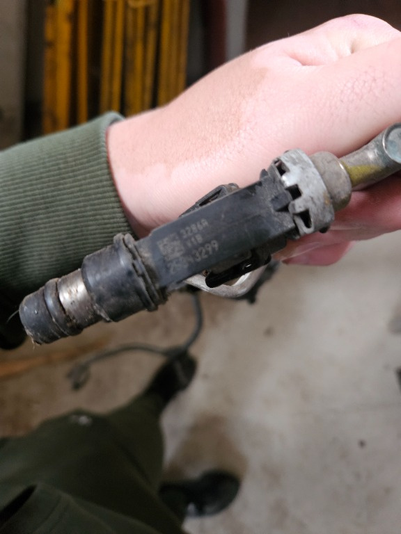 Injector Opel Astra H 1.6 benzina cod 25343299