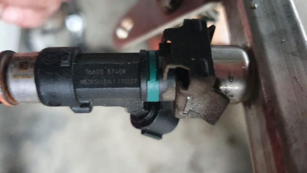 Injector Renault Captur 0.9 TCE an de fabricatie 2014 euro 5 cod 8201203141 / 166008740R