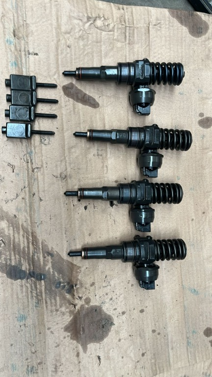 Injector Skoda Octavia 2 1.9 TDI 77kw BKC 2005 038130073AG