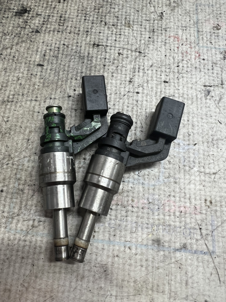 Injector Volkswagen Golf 5 1.6 Benzina 2008, 03C90