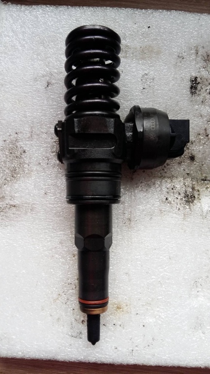 Injector vw audi seat skoda 1.9 tdi axr 038130073a